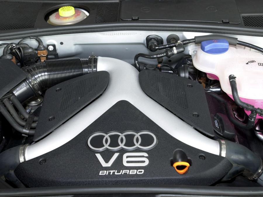 Моторный отсек Audi Allroad 2.7T Quattro (4B, C5) 2000 года  (ZA) (фото 2 из 8)